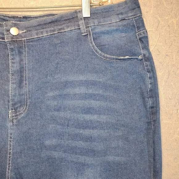 Women's  Blue Denim 5 Pocket Capri Jeans Size 5X - Picture 3 of 9